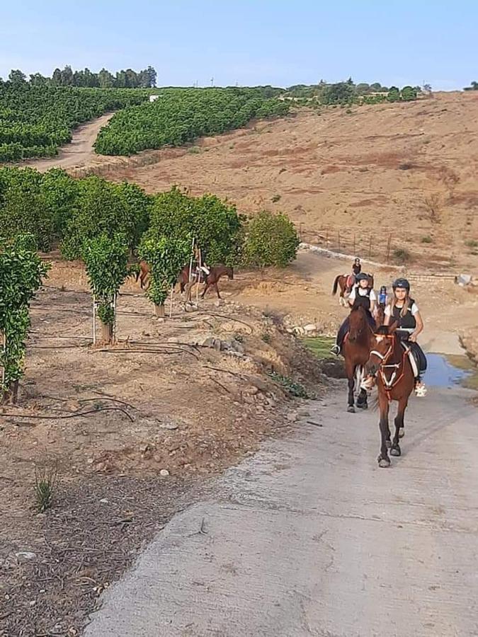 Motta SantʼAnastasia Sunset Valley Village מראה חיצוני תמונה